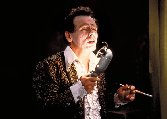 BLUE VELVET, Dean Stockwell, 1986, (c) De Laurentiis Group courtesy Everett Collection De Laurentiis Group Courtesy Everett Collection !ACHTUNG AUFNAHMEDATUM GESCHÃ„TZT! PUBLICATIONXNOTxINxCANxCHNxFRAxITAxJPNxNORxPOLxRUSxESPxUKxUSA Copyright: xDexLaurentiisxGroup CourtesyxEverettxCollectionx MCDBLVE EC002