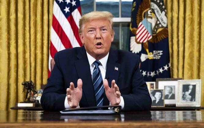 News Bilder des Tages March 11, 2020, Washington, District of Columbia, USA: United States President DONALD J. TRUMP delivers an address in primetime on his administration s response to the Coronavirus pandemic from the Oval Office of the White House. Trump announced a 30-day travel from all European countries except the UK. Washington USA - ZUMAs152 20200311_zaa_s152_148 Copyright: xDougxMillsx