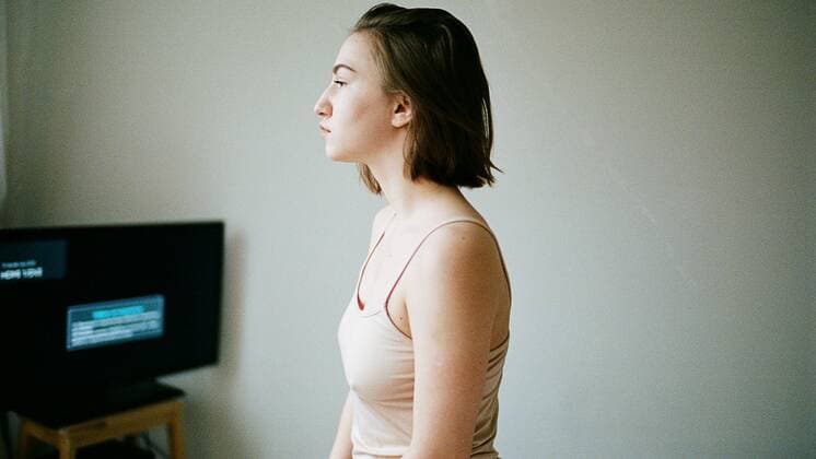 Portrait of a woman who is sitting on a sofa in a room Moscow, Moscow, Russia ,model released, Symbolfoto CR_PABO200115H-264588-01