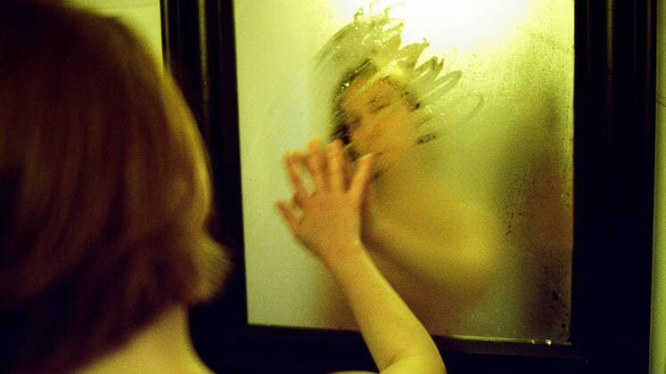 The beautiful woman with wet hair looks in a mirror in a bathroom Moscow, Moscow, Russia ,model released, Symbolfoto CR_PABO200115H-264591-01