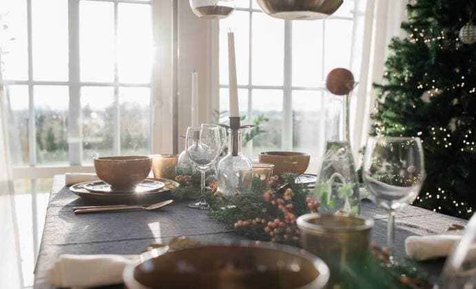 IMAGO Creative: Landleben - Essen tall candles on a decorated dinner table at home at Christmas NorrtoÂ¤lje, Stockholm County, Sweden CR_RABE200115-271811-01