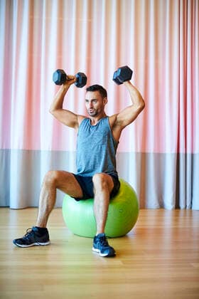 A man doing a shoulder press in the gym. Boston, MA, United States ,model released, Symbolfoto CR_SDXQ200115-197147-01
