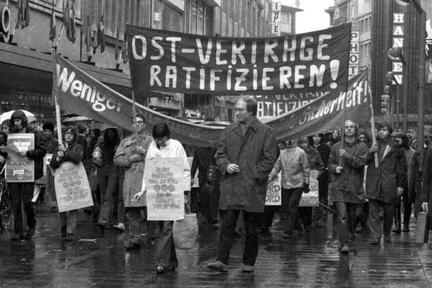 Demonstration fuer die Ratifizierung der Ostvertraege 1972 DEU, Deutschland, Duesseldorf: Ueberall in der Bundesrepublik gab es Demonstrationen fuer die Ratifizierung der Ostvertraege wie hier am 4.3.1972 in Duesseldorf. DEU, Germany, Duesseldorf: Everywhere in the Federal Republic of Germany there were demonstrations for the ratification of the Eastern Treaties, like here on 4.3.1972 in Duesseldorf. NRW