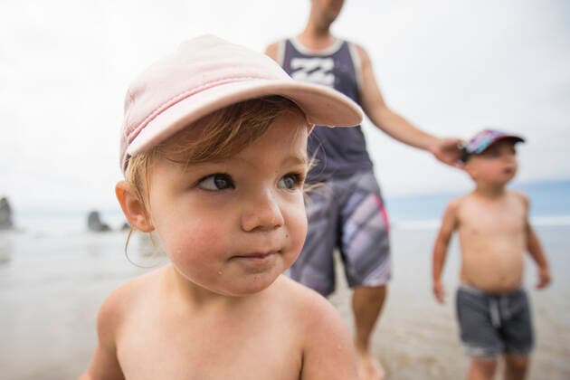 Portrait of cute one year old girl at the beach with brother and dad. Cannon Beach, OR, United States ,model released, Symbolfoto CR_JDIP200116A-282537-01