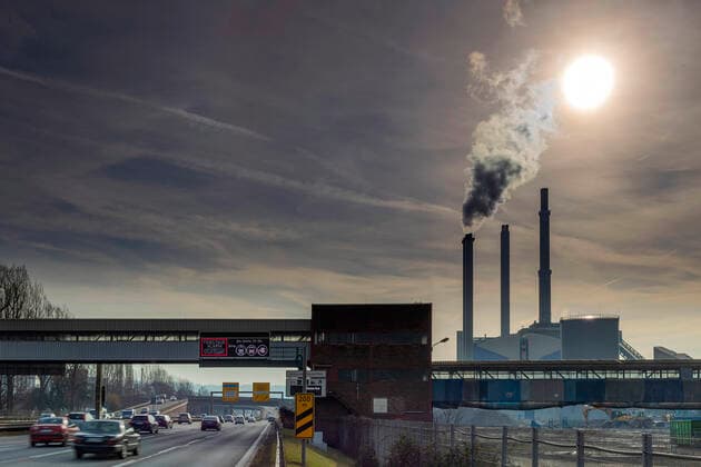 IMAGO Nature: Unsere Erde, Umweltverträgliche Herausforderungen, Kohlendioxid IMAGO Nature: Unsere Erde, Umweltverträgliche Herausforderungen, Kohlendioxid IMAGO Nature: Unsere Erde, Energiequellen, Erdgas DEU, Deutschland, Baden-Württemberg, Stuttgart, 09.02.2020: Feinstaubalarm in Stuttgart. Autofahrer werden gebeten, ihr Fahrzeug stehen zu lassen, Komfortkamine dürfen nicht benutzt werden, solange die Wetterlage nur einen geringen Luftaustausch zulässt. Im Hintergrund das Heizkraftwerk Stuttgart-Gaisburg. Das Erdgas-Kraftwerk wird betrieben von der EnBW Energie Baden-Württemberg. *** DEU, Germany, Baden Württemberg, Stuttgart, 09 02 2020 Particulate matter alarm in Stuttgart Drivers are asked to leave their vehicles, comfort fireplaces may not be used as long as the weather conditions allow only a slight exchange of air In the background the combined heat and power plant Stuttgart Gaisburg The natural gas power plant is operated by EnBW Energie Baden Württemberg