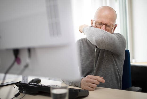 A man sneezes in the crook of his arm, Bonn, 11 03 2020 Bonn Germany Copyright: xUtexGrabowsky photothek.netx