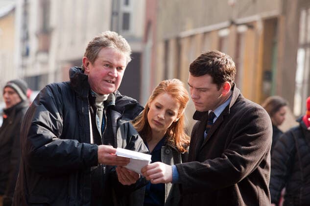 THE DEBT, from left: director John Madden, Jessica Chastain, Sam Worthington, on set, 2010. ph: Laurie Sparham Focus Features Courtesy Everett Collection Focus Features Courtesy Everett Collection !ACHTUNG AUFNAHMEDATUM GESCHÃ„TZT! PUBLICATIONXNOTxINxCANxCHNxFRAxITAxJPNxNORxPOLxRUSxESPxUKxUSA Copyright: xFocusxFeatures CourtesyxEverettxCollectionx MCDDEBT EC029