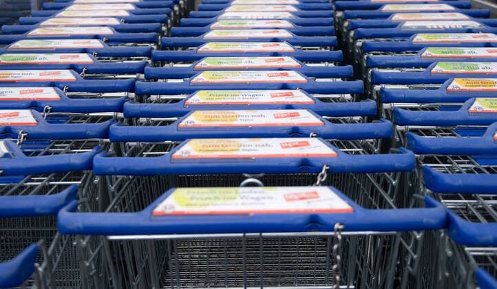 xblx, v l shopping cart in front of a branch of tegut Friedberg