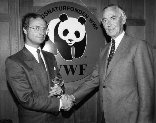 ARKIV 1988. Kung Carl XVI Gustaf övertar WWF:s ordförandeklubba fran Carl M:son Mannerfelt. Sverige x1007x *** ARCHIVE 1988 King Carl XVI Gustaf takes over WWFs Presidents Club from Carl Ms son Mannerfelt Sweden x1007x,  Copyright: xLassexHedbergx xTTx x KUNGEN-MANNERFELT