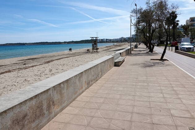 Coronavirus Empty streets in the holiday resort Cala Millor 12 03 2020, ESP, Spain, Mallorca, Cala Millor The streets of the holiday resort Cala Millor are almost deserted with springlike temperatures around 23 degrees Celsius According to media reports, due to the crisis around the coronavirus, many hotels on Mallorca will open only in June Cala Millor Mallorca Spain