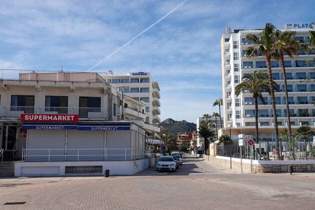 Coronavirus Empty streets in the holiday resort Cala Millor 12 03 2020, ESP, Spain, Mallorca, Cala Millor The streets of the holiday resort Cala Millor are almost deserted with springlike temperatures around 23 degrees Celsius According to media reports, due to the crisis around the coronavirus, many hotels on Mallorca will open only in June Cala Millor Mallorca Spain