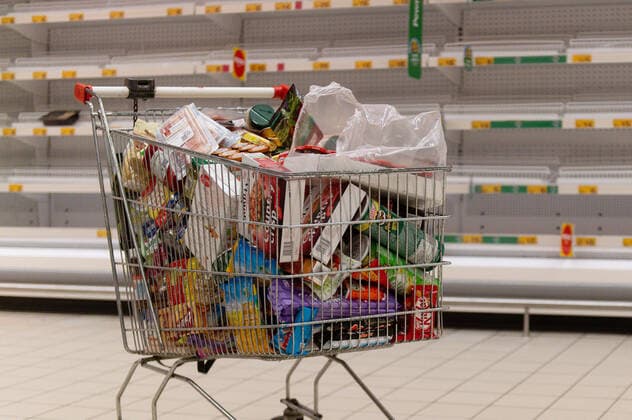 Coronavirus in Polen, Hamsterkäufe in Danzig 12.03.2020 GDANSK PUSTE REGALY W SKLEPACH I MARKETACH W GDANSKU N Z PELEN WOZEK SKLEPOWY NA TLE PUSTEJ CHLODNI NA MIESO I WEDLINY FOT MATEUSZ SLODKOWSKI FOTONEWS NEWSPIX.PL --- Newspix.pl Gdansk, Poland on 11 March 2020 After government announced today closing schools, museums, cinemas and cancel public events because of COVID-19 virus Poles got panic. People around the country storm grocery stores, and shopping malls to buy a food, disinfectants, and toilet paper. Five new coronavirus cases have been diagnosed in Poland on March 11th. The total number of infected individuals increased to a total of 27 persons  20200312FNMS108