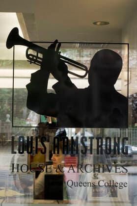 Louis Armstrong House Museum. 34-56 107th Street Corona. 103rd St-Corona Plaza 7 Telephone 718-478-8274. (Tue-Fri 10am-5pm Sat-Sun 12-5pm Sightseeing 40 minutes $ 8US adults seniors and students $ 6US). The Louis Armstrong House Museum, saved several collections of photographs, recordings, documents and other objects in the place where he lived his last 28 years of life, before dying in 1971. The vast collection includes 1600 recordings, 650 tapes, clipping 86 albums, 5000 photos, 270 games scores of band, as well as letters, manuscripts five trumpets. New York New York State USA Copyright: xSergixReboredox REB-1789