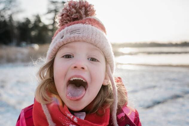 IMAGO Creative: Wintersport, Urlaub young girl catching snow on her tongue outside in winter NorrtoÂ¤lje, Stockholm County, Sweden ,model released, Symbolfoto CR_RABE200124-280415-01