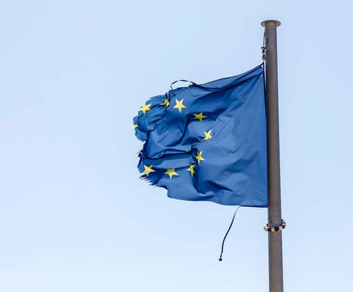 13 03 2020, Europe Torn European flag fluttering in the wind on the flagpole, symbolic image of Europe in crisis Germany