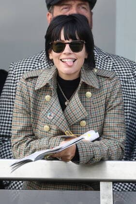 Bilder des Jahres 2020, Entertainment 03 März Entertainment Themen der Woche KW11 Entertainment Bilder des Tages . 13 03 2020. Cheltenham , United Kingdom. Lily Allen watches the racing on Cheltenham Gold Cup day on the final day of the Cheltenham Festival, United Kingdom  xStephenxLockx xi-Imagesx IIM-20904-0095