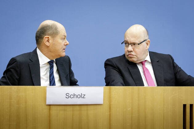 Federal Minister of Finance Olaf Scholz, SPD, l and Federal Minister of Economics Peter Altmaier, CDU, r recorded during a press conference on the subject of corona and economic effects at the Federal Press Conference in Berlin, 13 03 2020 Berlin Germany Copyright: xJaninexSchmitz photothek.netx