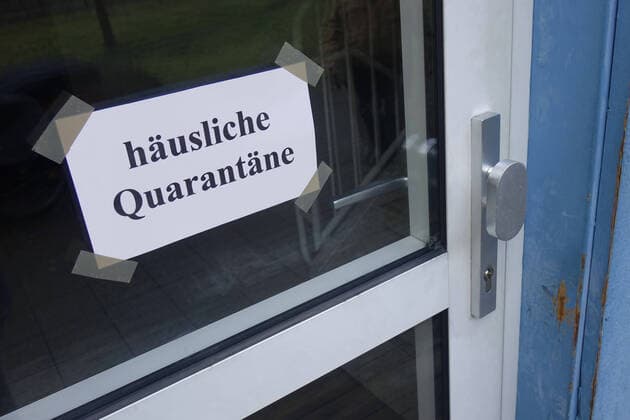 Front door and domestic quarantine Front door and domestic quarantine, 12 03 2020, Borkwalde, Brandenburg, Germany, On a front door is the inscription domestic quarantine