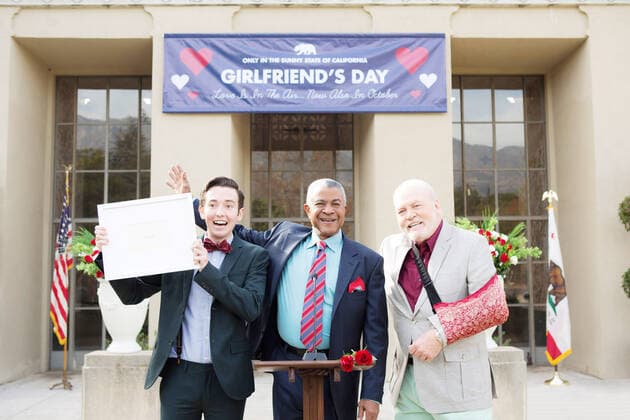 GIRLFRIEND S DAY, from left: Radek Lord, Tucker Smallwood, Stacy Keach, 2017. ph: Robb Rosenfeld Netflix Courtesy Everett Collection Netflix Courtesy Everett Collection !ACHTUNG AUFNAHMEDATUM GESCHÃ„TZT! PUBLICATIONXNOTxINxCANxCHNxFRAxITAxJPNxNORxPOLxRUSxESPxUKxUSA Copyright: xNetflix CourtesyxEverettxCollectionx MCDGIDA EC021