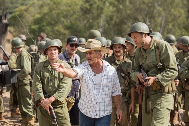 HACKSAW RIDGE, Foreground left to right: Sam Worthington, Director Mel Gibson, Vince Vaughn, on set, 2016, ph: Mark Rogers Lionsgate courtesy Everett Collection Lions Gate Courtesy Everett Collection !ACHTUNG AUFNAHMEDATUM GESCHÃ„TZT! PUBLICATIONXNOTxINxCANxCHNxFRAxITAxJPNxNORxPOLxRUSxESPxUKxUSA Copyright: xLionsxGate CourtesyxEverettxCollectionx MCDHARI EC049