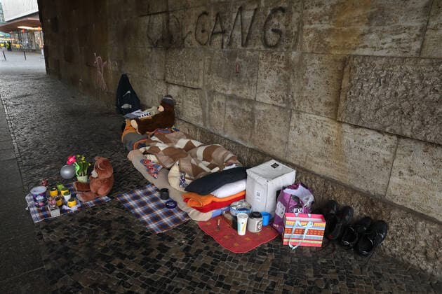 Obdachlosigkeit - aufgeräumter Schlafplatz mit Teddybären eines Obdachlosen unter einer Brücke - GER, Germany, Deutschland, Berlin, 04.03.2020 - Berlin (Charlottenburg-Wilmersdorf): Obdachlosigkeit und Armut in der Hauptstadt. Immer mehr Menschen leben in Berlin ohne festen Wohnsitz auf der Straße. Sie schlagen oft ihre Nachtlager am Straßenrand auf. *** Homelessness tidy sleeping place with teddy bears of a homeless person under a bridge CEFR, Germany, Germany, Berlin, 04 03 2020 Berlin Charlottenburg Wilmersdorf Homelessness and poverty in the capital More and more people live in Berlin without a permanent residence on the street They often set up their nights lodging at the roadside