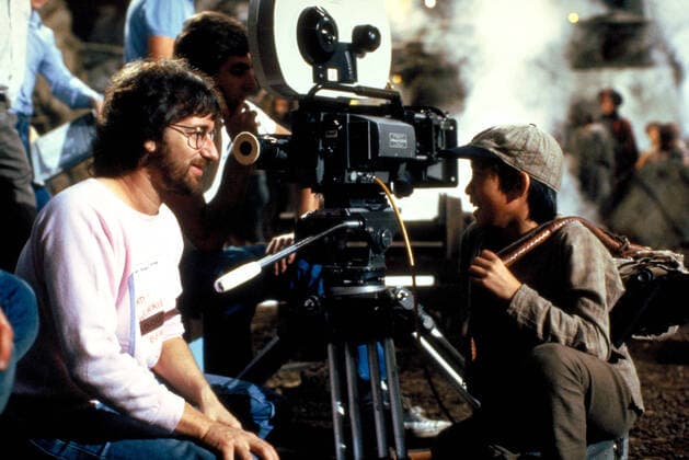 73. Berlinale, Steven Spielberg erhÃ¤lt den Goldenen EhrenbÃ¤ren fÃ¼r sein Lebenswerk Director Steven Spielberg, Jonathan Ke Quan on the set of INDIANA JONES AND THE TEMPLE OF DOOM, 1984, (c) Paramount courtesy Everett Collection Paramount Courtesy Everett Collection !ACHTUNG AUFNAHMEDATUM GESCHÃ„TZT! PUBLICATIONXNOTxINxCANxCHNxFRAxITAxJPNxNORxPOLxRUSxESPxUKxUSA Copyright: xParamount CourtesyxEverettxCollectionx MCDINJO EC006