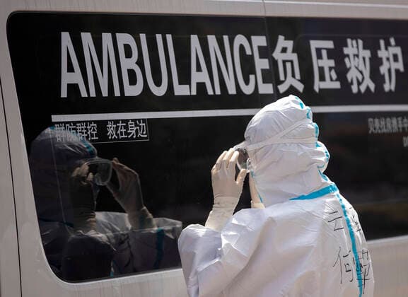 Coronavirus in China, Eindrücke aus Wuhan (200314) -- WUHAN, March 14, 2020 -- Team member He Xueping checks the goggle in Wuhan, central China s Hubei Province, March 14, 2020. Amid the coronavirus outbreak, many transferring teams fight at the frontline. Exposed to the danger of infection, they shuttle between hospitals and medical treatment stations around the clock to make sure that patients are transported to designated places in time. Nine members from Yunnan Province, namely Liu Jianyong, Huang Jie, Yang Hui, Yao Hongjun, Wu Hongkun, Liu Mengdi, He Xueping, Pang Qingli and Yue Dingkun, made up a transferring team and went to Wuhan, the epicenter of the epidemic, on Feb. 19 to contribute to the battle against the novel coronavirus there. By 23:00 of March 13, the team has transferred a total of 2,753 patients, including 129 people in critical condition and 245 with severe