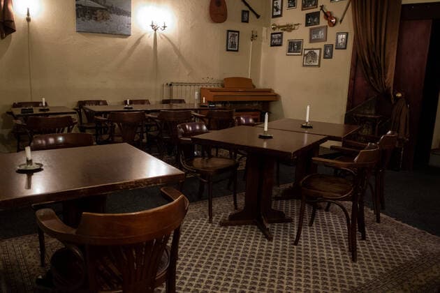 Empty tables at Café VOLAND in Berlin Prenzlaueer Berg Pubs, bars and clus will be closed to prevent the spread of the coronavirus in Berlin Closure of pubs, bars and clubs in Berlin
