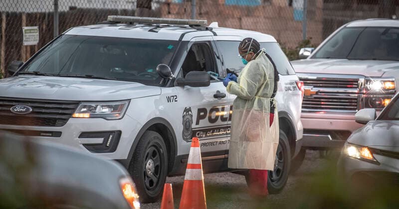 Coronavirus in den USA, Test-Drive-In in Albuquerque, New Mexico March 14, 2020, Albuquerque, NM, USA: March 14, 2020, .Medical personnel prepare to test patients at a mobile site for Corona Virus testing across the street from Lovelace Hospital near the freeway Friday afternoon. .Albuquerque, New Mexico. Albuquerque Journal Albuquerque USA - ZUMAab1_ 20200314_zaf_ab1_003 Copyright: xRobertoxE.xRosalesx