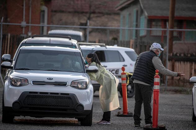 Coronavirus in den USA, Test-Drive-In in Albuquerque, New Mexico March 14, 2020, Albuquerque, NM, USA: March 14, 2020, .Medical personnel test patients at a mobile site for Corona Virus testing across the street from Lovelace Hospital near the freeway Friday afternoon. .Albuquerque, New Mexico. Albuquerque Journal Albuquerque USA - ZUMAab1_ 20200314_zaf_ab1_006 Copyright: xRobertoxE.xRosalesx
