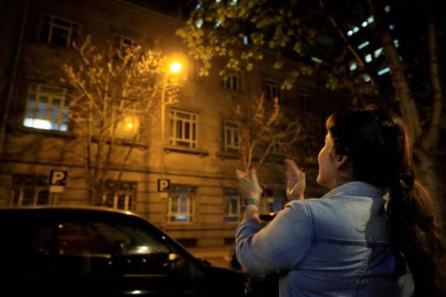 News Bilder des Tages Coronavirus in Spanien, Einwohner von Madrid applaudieren medizinischem Personal A woman claps during a collective scheduled clapping event in honor of workers of the sanitary and health sector in Madrid, north eastern Spain, 14 March 2020, to thank them for their effort in managing the coronavirus crisis. Dozens of thousands of people in Spain are self imposing quarantine to stop the spreading of the virus. Gratitude to workers of the health sector !ACHTUNG: NUR REDAKTIONELLE NUTZUNG!  Copyright: xFernandoxAlvaradox GRAF6946 20200314-637198222846731541