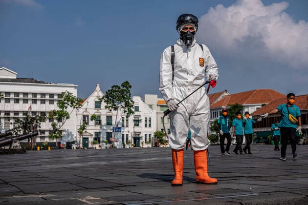 March 15, 2020, West Jakarta, Jakarta, Indonesia: Jakarta, Indonesia, 15 March 2020 : Officers from several NGO specialized in Disaster held desinfectan spray at Public Facility in Old City Jakarta. Indonesia in Emergency of Corona Virus Case as Latest update one of Indonesian Ministry from Ministry of Transportation positive with corona virus. West Jakarta Indonesia - ZUMAh128 20200315_zap_h128_002 Copyright: xDonalxHusnix