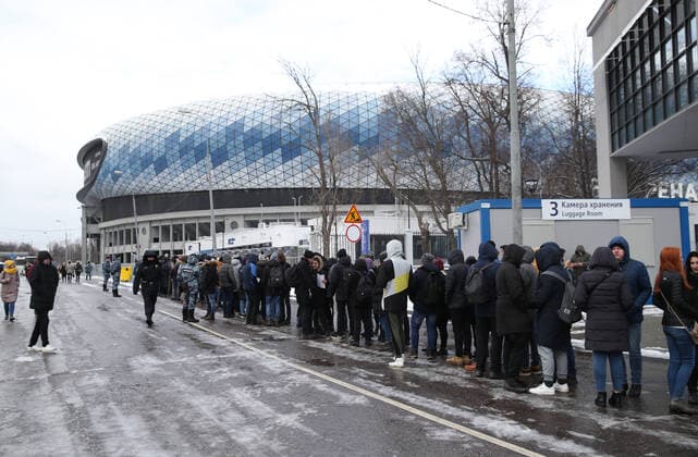News Bilder des Tages MOSCOW, RUSSIA - MARCH 15, 2020: Fans outside VTB-Arena ahead of a concert by the German-Swedish industrial metal duo Lindemann. The Lindemann duo created by Rammstein vocalist Till Lindemann and Swedish musician Peter Tagtgren, is to give a day and a night concert at the stadium following Moscow Mayor Sergei Sobyanin s decree banning public events with over 5 thousand participants in Moscow due to the coronavirus threat till April 10, 2020. Vyacheslav Prokofyev TASS  TS0D2272