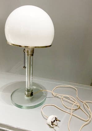 Designklassiker von Wilhelm Wagenfeld Weimar Bauhaus-Museum Weimar 06.04.2019,v.l.Die Bauhaus-Leuchte ist eine Tischlampe, deren Typ von Wilhelm Wagenfeld und Carl Jakob Jucker als Schueler am Weimarer Bauhaus entworfen worden. Sie folgt dem Gestaltungsleitsatz Form folgt Funktion und gilt als Ikone des modernen Industriedesigns. *** Weimar Bauhaus Museum Weimar 06 04 2019,v l The Bauhaus lamp is a table lamp, the type of which was designed by Wilhelm Wagenfeld and Carl Jakob Jucker as students at the Weimar Bauhaus. Copyright: xLakomskix Eibner-Pressefotox EP_dli