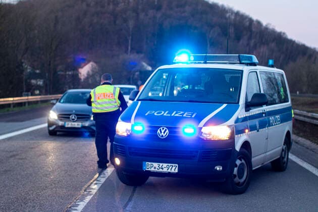 16 03 2020, Saarbruecken , Motorway A6 , At 6 15 am the Federal Police starts to control the traffic entering Germany and to turn away unauthorized persons