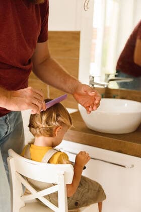 Dad cutting hair to little son Moscow, Moscow, Russia ,model released, Symbolfoto CR_YUKI200203C-228922-01