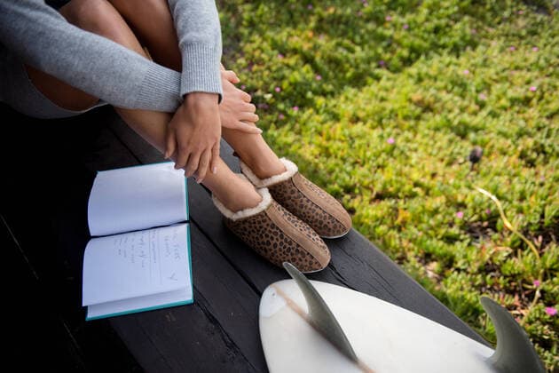 IMAGO Creative, Gesellschaft, Immer mehr Menschen haben Angst vor der Zukunft A cozy woman reflects in her journal Pichilemu, O Higgins, Chile ,model released, Symbolfoto CR_URZA200206E-290103-01