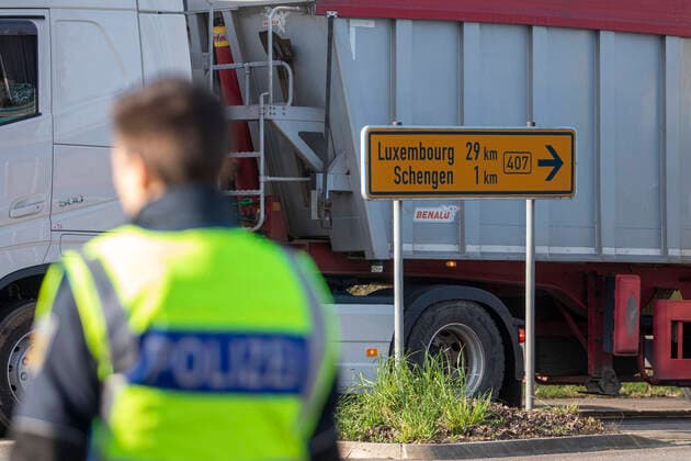 16 03 2020, Perl Saarland , At the border triangle of Germany, Luxembourg and France in Perl on the German side, the Federal Police started at 8 a.m. to control the traffic entering Germany and to turn away unauthorized persons