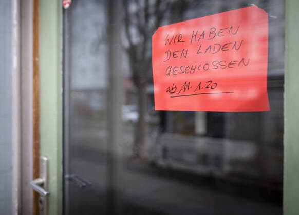 A sign öÄÃ We have closed the shop from 11 1 20 öÄÃ sticks to a shop window Berlin, 12 03 2020 Berlin Germany Copyright: xFelixxZahn photothek.dex