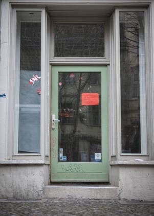 A sign öÄÃ We have closed the shop from 11 1 20 öÄÃ sticks to a shop window Berlin, 12 03 2020 Berlin Germany Copyright: xFelixxZahn photothek.dex