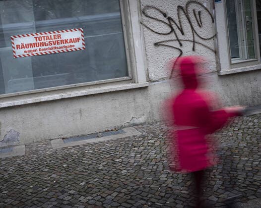 A sign öÄÃ Total clearance sale due to closing of business öÄÃ sticks to a shop window Berlin, 12 03 2020 Berlin Germany Copyright: xFelixxZahn photothek.dex