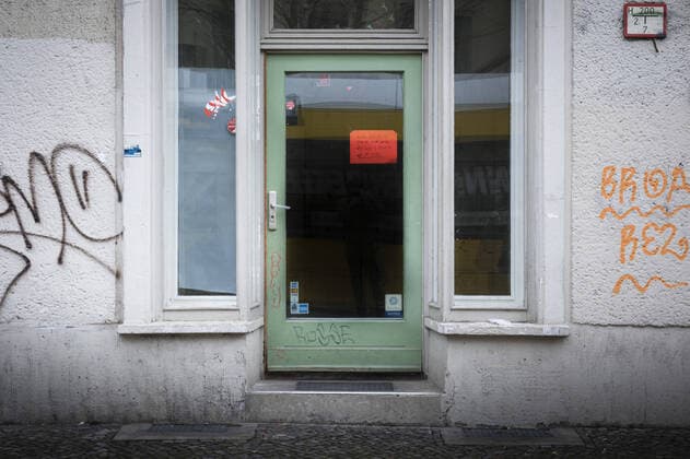 A sign öÄÃ We have closed the shop from 11 1 20 öÄÃ sticks to a shop window Berlin, 12 03 2020 Berlin Germany Copyright: xFelixxZahn photothek.dex