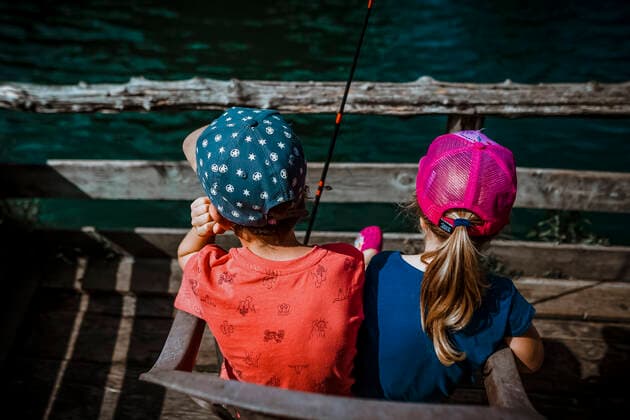 Siblings fishing and waiting on a sunny day Quebec City, QC, Canada ,model released, Symbolfoto CR_TYTZ200213-300104-01