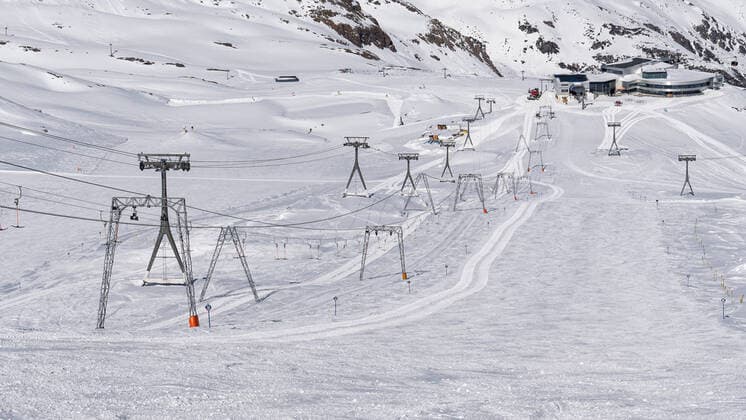 15 03 2020 Stubai Glacier, Stubaital, Tyrol, Austria Stubai Winter Ferner Due to the Corona Virus, Covid 19, early ski and snowboard season end, closure of the lifts at Eisjochferner, Eisjoch Restaurant at the top station Eisgrat closed Ski lifts of the Stubaier Bergbahnen empty ski run