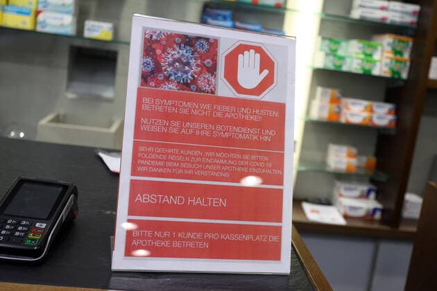 Coronavirus fear, sign, advice for customers at a pharmacy not to enter the pharmacy in case of symptoms like fever and cough Symbol picture on the topic Coronavirus on 16 03 2020 in Siegen Germany