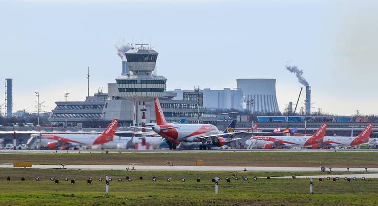 Air traffic during the corona crisis Berlin, 16 03 20, View of Tegel Airport with several EasyJet aircraft on the ground Due to the corona virus, airlines are cancelling large parts of their flights Berlin Berlin Deutschland Airport Tegel