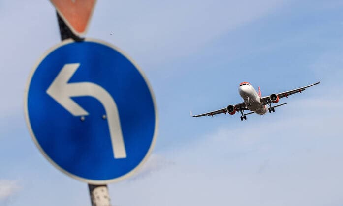 Air traffic during corona crisis Berlin, 16 03 20, View of EasyJet aircraft approaching Berlin Tegel Airport In the foreground blue sign with left turn arrow Due to the corona virus the airlines are cancelling large parts of their flights Berlin Berlin Germany Tegel Airport