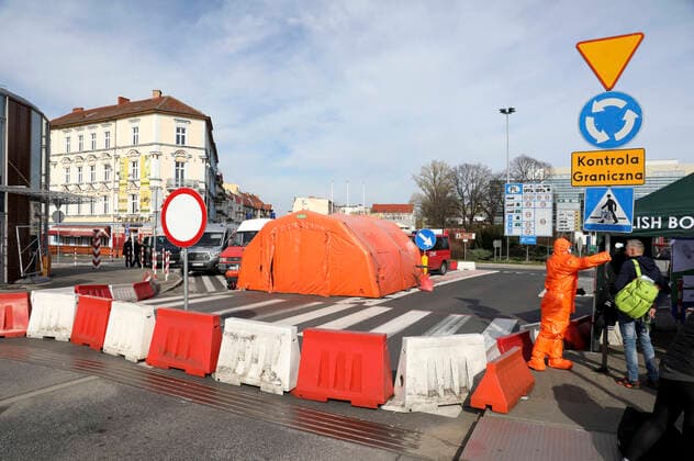 Police and customs officers control the border crossing between Frankfurt Oder and Slubice The borders between Poland and Germany are closed due to corona virus Frankfurt Oder , 16 03 2020 Foto:xS.xGabschx xFuturexImage