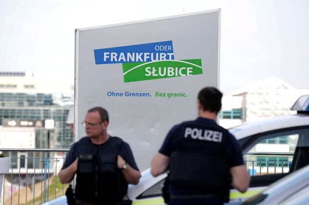 Policemen stand in front of the border crossing Frankfurt Oder and Slubice The borders between Poland and Germany are closed because of the corona virus Frankfurt Oder , 16 03 2020 Foto:xF.xBungertx xFuturexImage