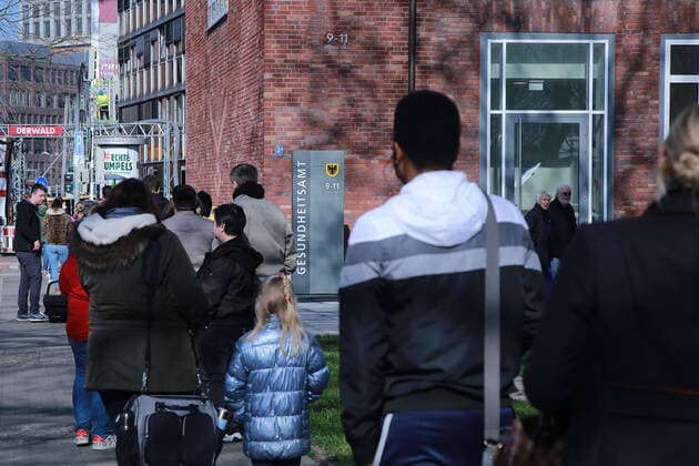 17 03 2020 Dortmund The corona crisis intensifies Dier Bundw and state governments issue comprehensive guidelines In all areas of life, Dortmunds citizens are also experiencing severe restrictions In front of the Dortmund health office, citizens wait in a long queue to be admitted to the corona test They try to keep a distance of 2m to each other